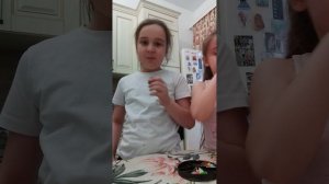 пробую сладость "шоколадную пиццу" и оцениваю её вкус (пиццу сама сделала)