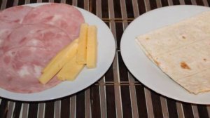 Рулетики из лаваша с ветчиной и сыром на завтрак