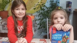 Лепим свечу из воскового пластилина.