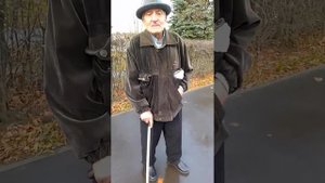 Хитрый дед- наедушник, который просит "на 🍞", но от хлебушка отказывается