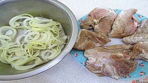 Свиная поджарка с луком