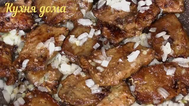 Печень жареная с луком. Печень жареная в муке. Печень рецепты. Печень говяжья рецепты Печень в муке