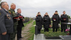 В Чувашии сотрудники полиции, ветераны и кадеты навестили места захоронений стражей порядка