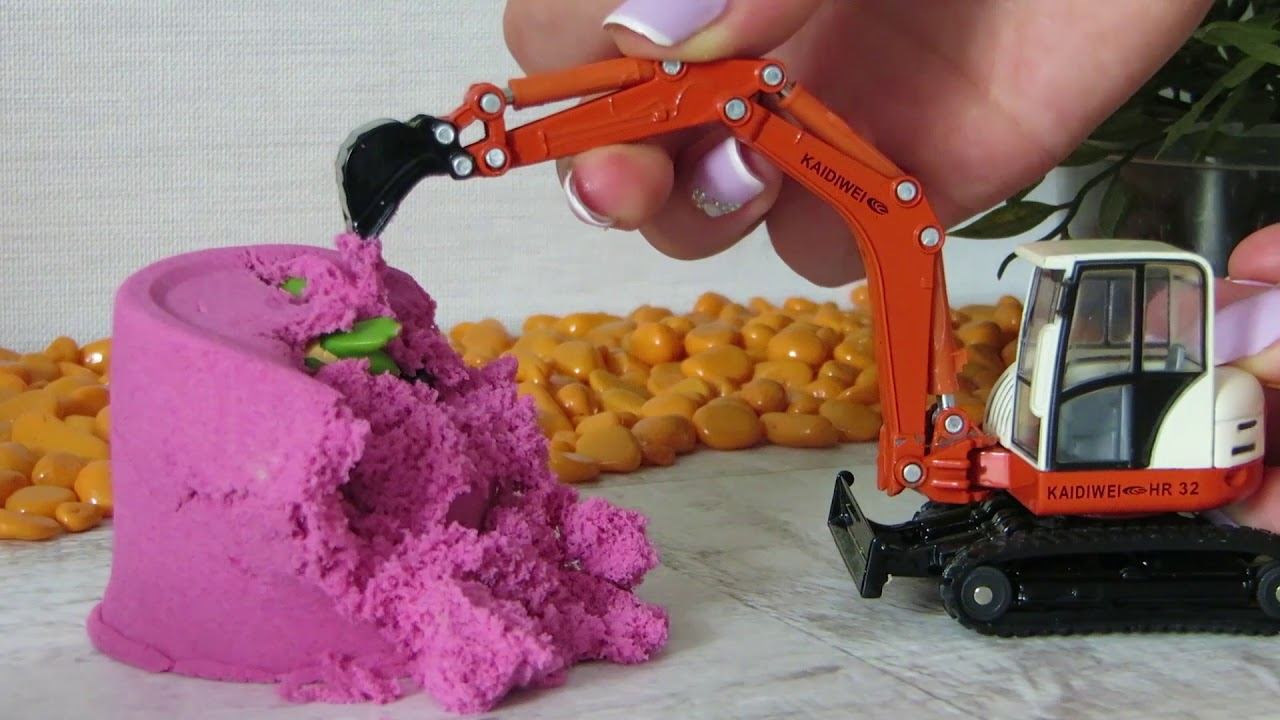 Игрушечный Экскаватор ищет сюрпризы. Видео для детей с игрушками смотреть онлайн