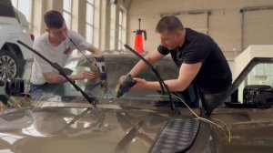 Бронирование лобового стекла защитной пленкой.