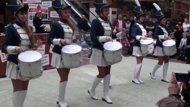 Барабанщицы. Выступление в торговом центре.