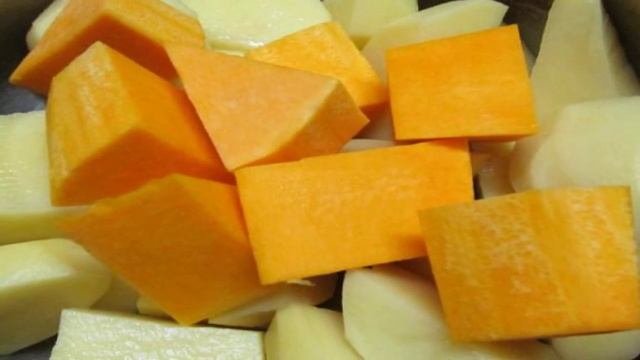 Картофельное пюре с тыквой и зеленым горошком