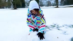 Мистер Макс Катя и папа играют со снегом