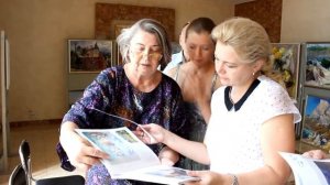 Лариса Щербула посетила выставку Анастасии Калюжной в Керчи