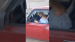 Девушка за рулем, прикол, как научиться трогаться на машине, смешное видео авто ваз 2107