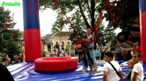 Прыжки на банджи-батуте. Прыжки на резинке - крутой батут. Bungee jumping