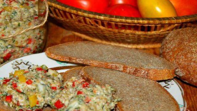 Закуска из сала с зеленью, перцем и помидорами