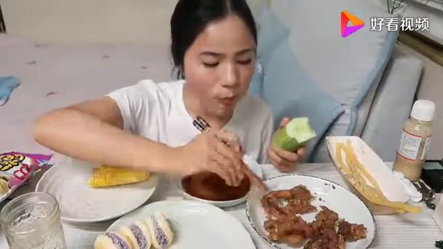 Красивая китаянка обжирается 大胃王 (Китай) смотреть онлайн