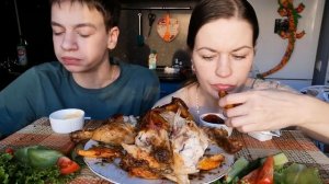 МУКБАНГ КУРИЦА ГРИЛЬ, КАРТОФЕЛЬ ПО-ДЕРЕВЕНСКИ, ОВОЩИ, СОУСЫ/MUKBANG