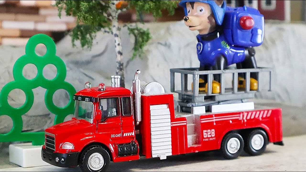 Видео с игрушками. Щенячий Патруль на пожарной машине спасают Лисенка смотреть онлайн