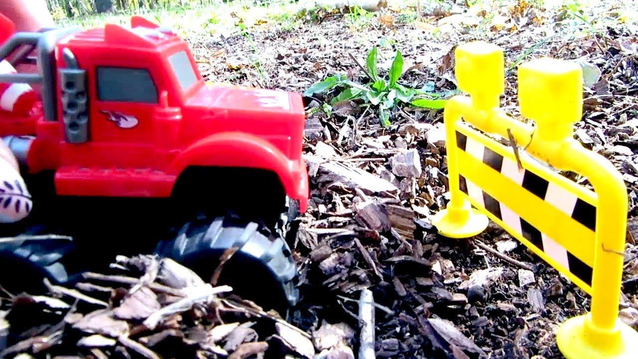 Игрушечные машинки. Машинка застряла в лесу. Видео для детей смотреть онлайн