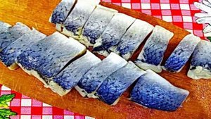 Сельдь маринованная с уксусом маслом и луком