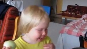 Ребенок ест лук :)