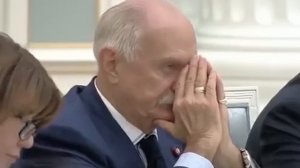 Дмитрий Медведев на заседании правительства, случайно включив музыку на iPad