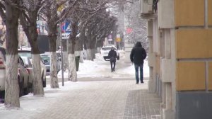 А люди в городе гуляют по льду и не считают гололед за беду