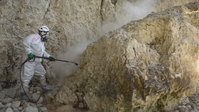 Паровую очистку побережья Севастополя продолжают сотрудники МЧС России смотреть онлайн