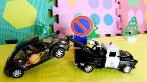 Игрушечные машинки и эвакуатор. Машинка нарушитель. Видео для детей