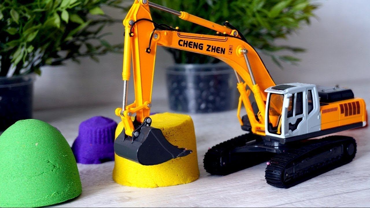Экскаватор ищет сюрпризы в кинетическом песке. Видео для детей с игрушками смотреть онлайн