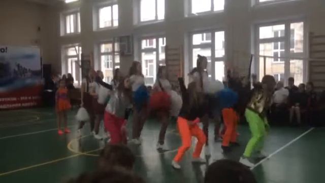 Танец под песню 