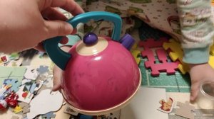 играем в игрушечный чайник