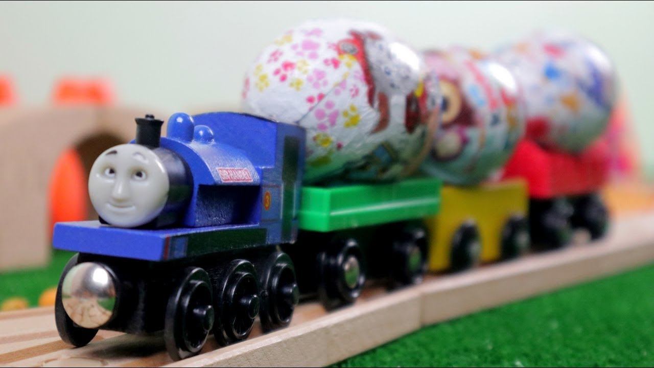 Паровоз везет киндер сюрпризы. Деревянная железная дорога смотреть онлайн