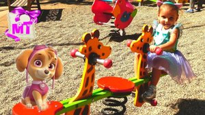 Играем на площадке для детей - Ксюша и Арина