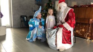 Аришка рассказывает стишок деду морозу 2020