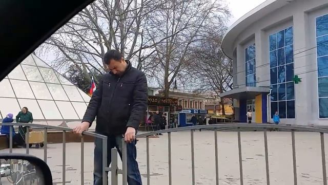 Настоящий мужик спит стоя! :)