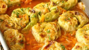 Голубцы улитки из молодой капусты с овощами в духовке.