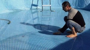 Разровняй морщины на дне бассейна, перед тем как наполнить