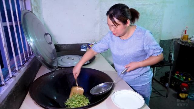 第一次油炸四季豆，今天沒煮肉，媳婦不好意思的笑 | Today fried beans in a different way, delicious смотреть онлайн
