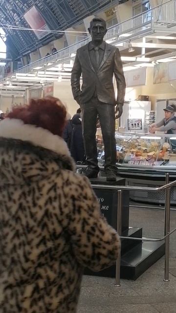 на Сенном рынке любимого Саратова появился парень в пиджаке смотреть онлайн