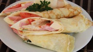 Закусочные блины с колбасой, сыром и помидорами