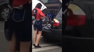 Девушка переоделась на дороге.  Приколы на дорогах.