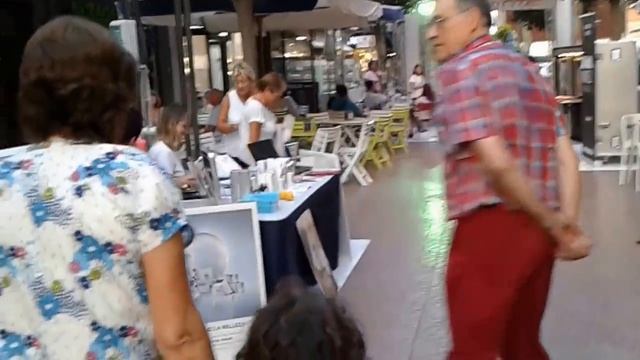Подиум посреди дороги в Салоу.Salou Shopping Festival. смотреть онлайн