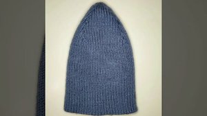 Мужская классическая шапка спицами с круглой макушко?