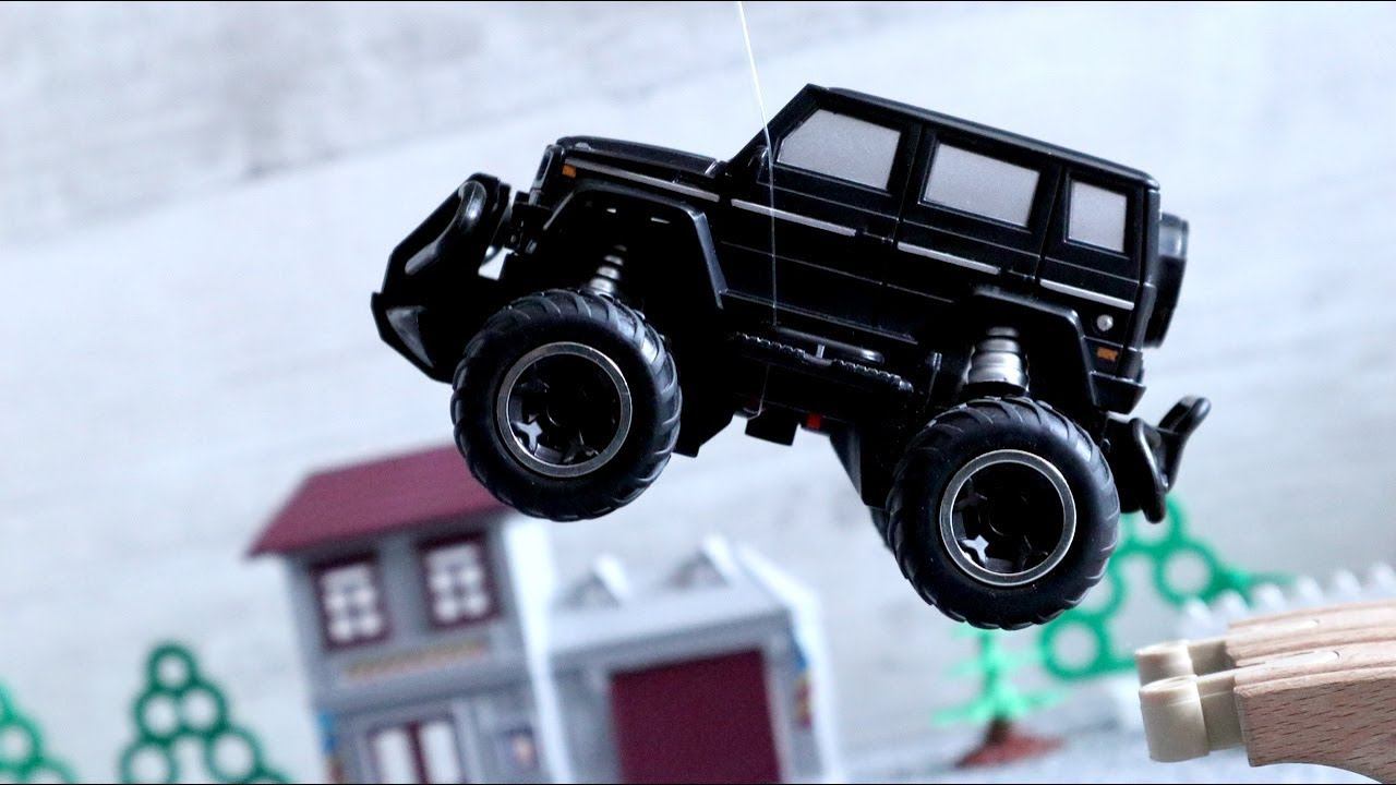 Игрушечные машины. Монстр трак и гоночная машина. Трасса с препятствиями смотреть онлайн