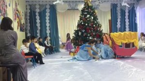 Балабақшада жаңа жылдық көрініс "Күлшеқыз" ертегісі желісімен