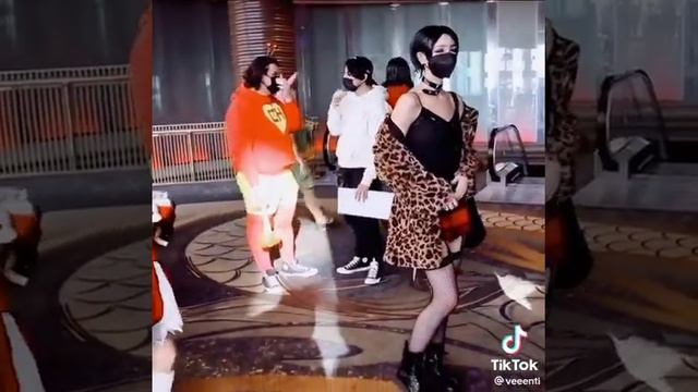 косплеер Кли взрывает все и всех смотреть онлайн