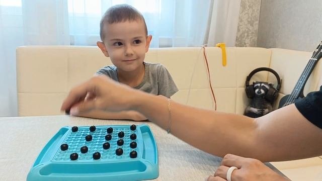 Играем в магнитные шарики вместе с мамой