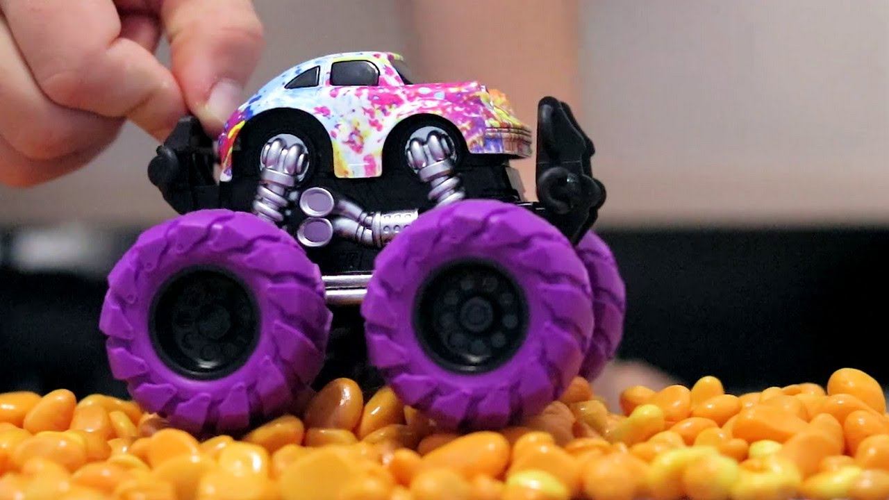 Игрушечные машинки. Тест Драйв новых машинок на трассе с препятствиями. Игрушки для мальчиков смотреть онлайн