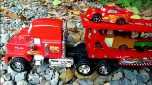 Автовоз Мак и машинки Тачки. Видео с игрушечными машинками