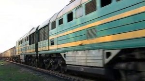 Тепловоз 2ТЭ116 с грузовым составом проследует станцию Родинская