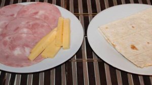 Рулетики из лаваша с ветчиной и сыром на завтрак