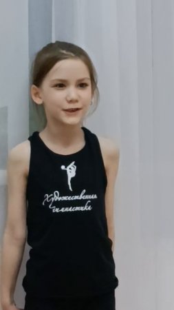 Племянница поет военную песню.Ей 6 лет.